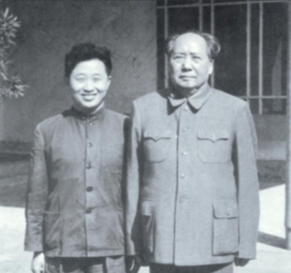 1976年9月9日，当一男子得知毛主席逝世后，当即便拿起了剪刀直接冲向了毛主席的