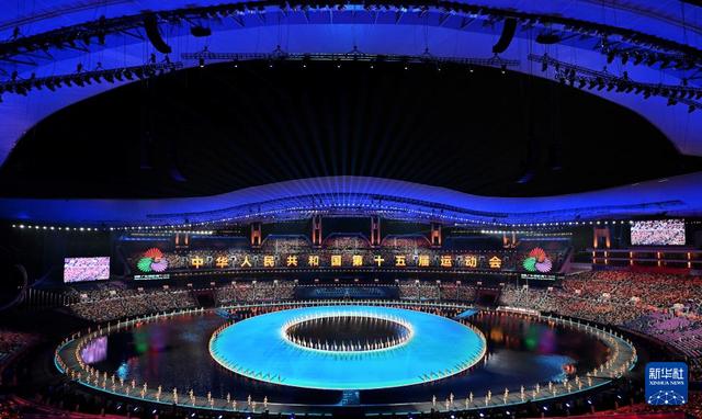 坐在贵宾席，看着唯美浪漫的全运会开幕式，国际奥委会主席考文垂和荣誉主席巴赫心中五