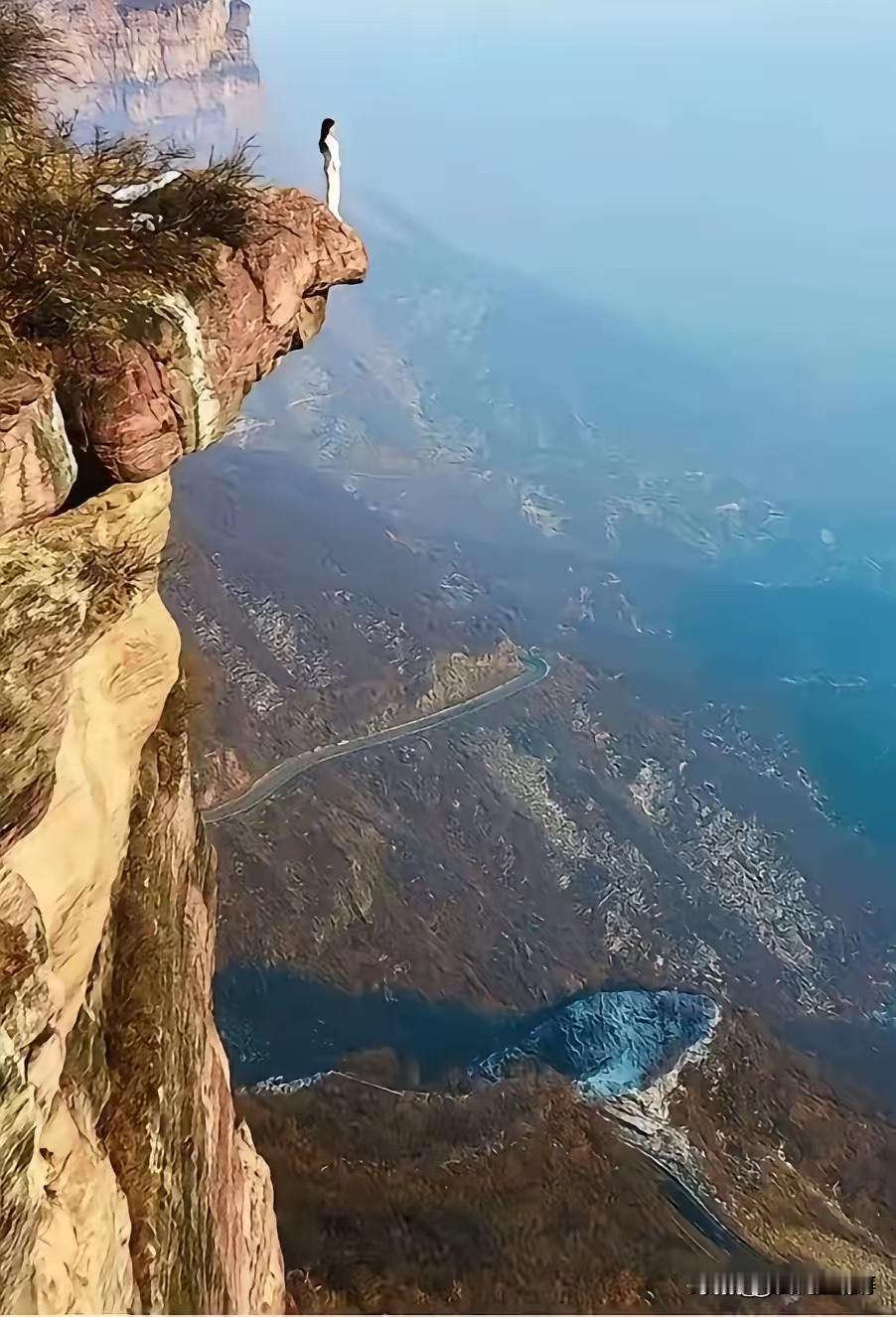 她站在这里是做什么呢？这是位于河南辉县南太行上午峪的鹰嘴