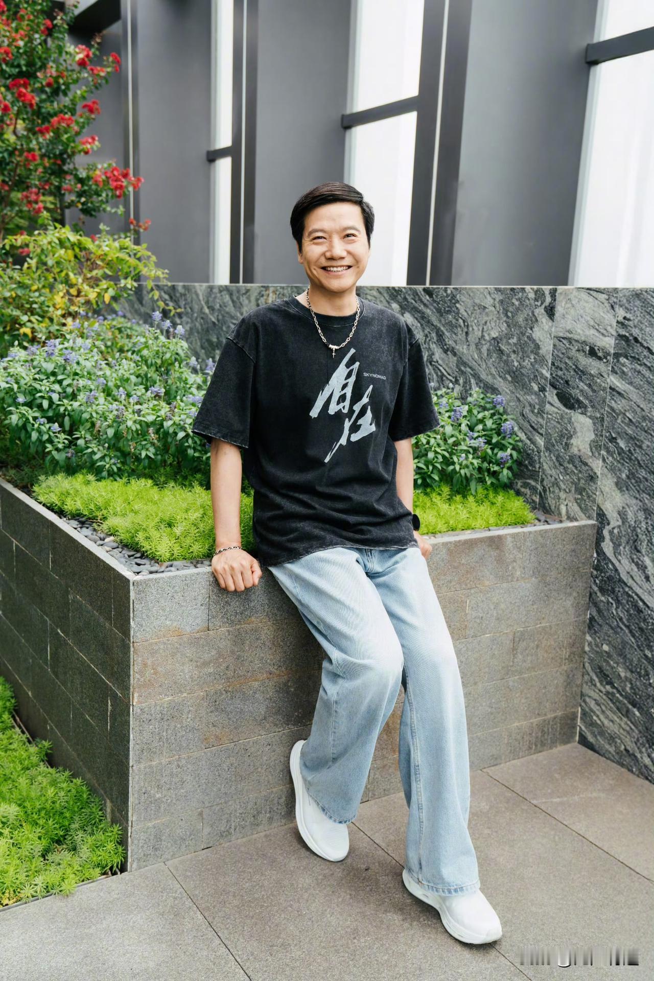 雷军应该是互联网五大巨头里形象最亲民的！李彦宏太英俊，触不可及。马化腾书生气