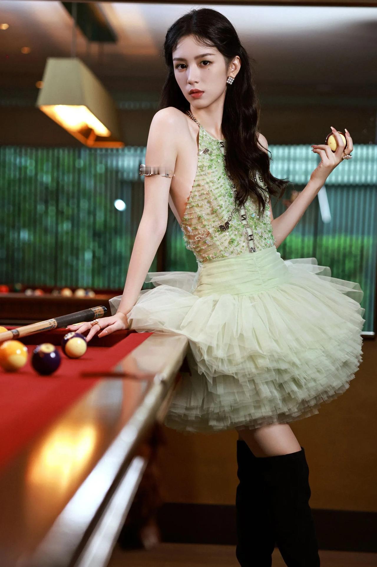 周也美图分享，台球厅写真分享周也写真照周也写真周也日常实况周也凤冠造型周