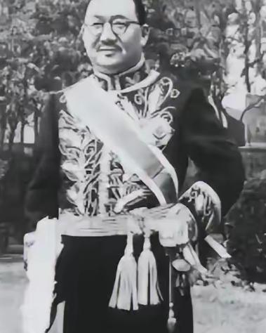 1967年8月16日，88岁的孔祥熙躺在病床上，看着床边只有3岁大、头发黄黄的混