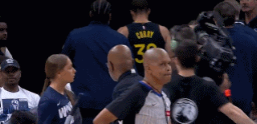 突发！库里腿部不适返回更衣室，本场比赛不会回归。森林狼与勇士G1，第二节比赛
