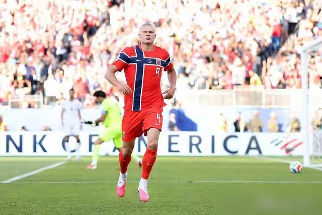 哈兰德，2-1，把巴西送回了家。全场比赛，他只碰了30次球。30次，什么