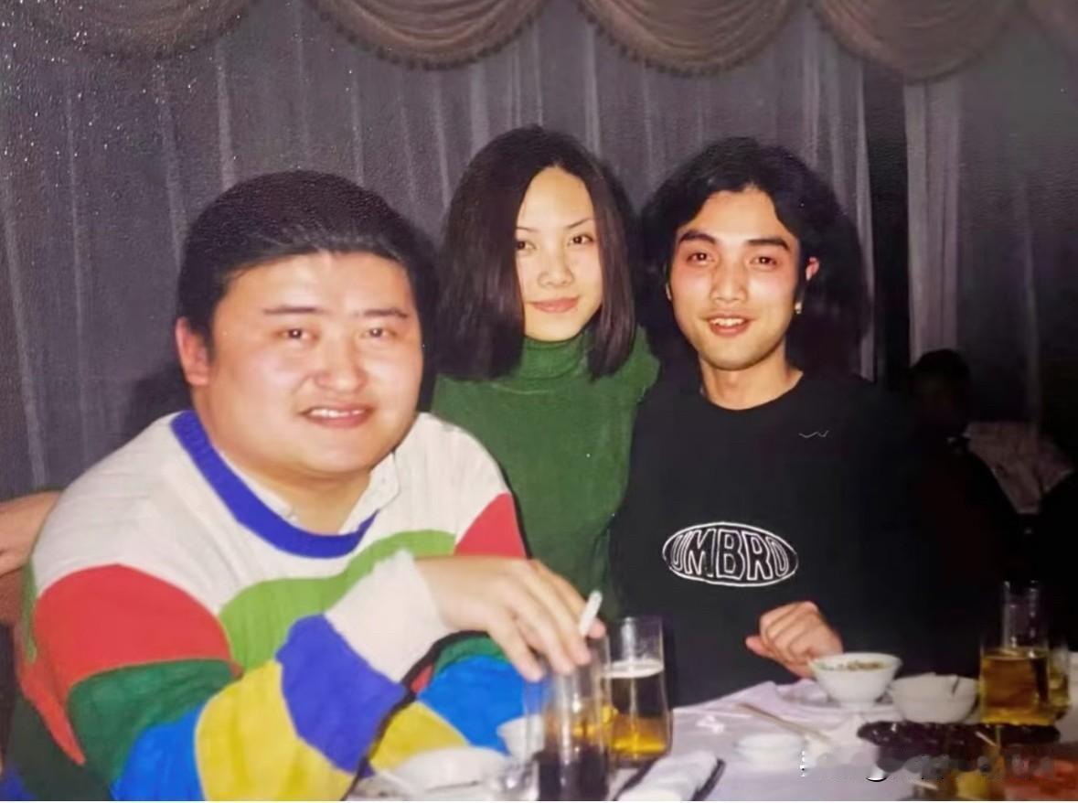 1994年，刘欢穿着当时非常流行的彩色拼色毛衣与黄雯、栾树在聚餐时的一张合影。此