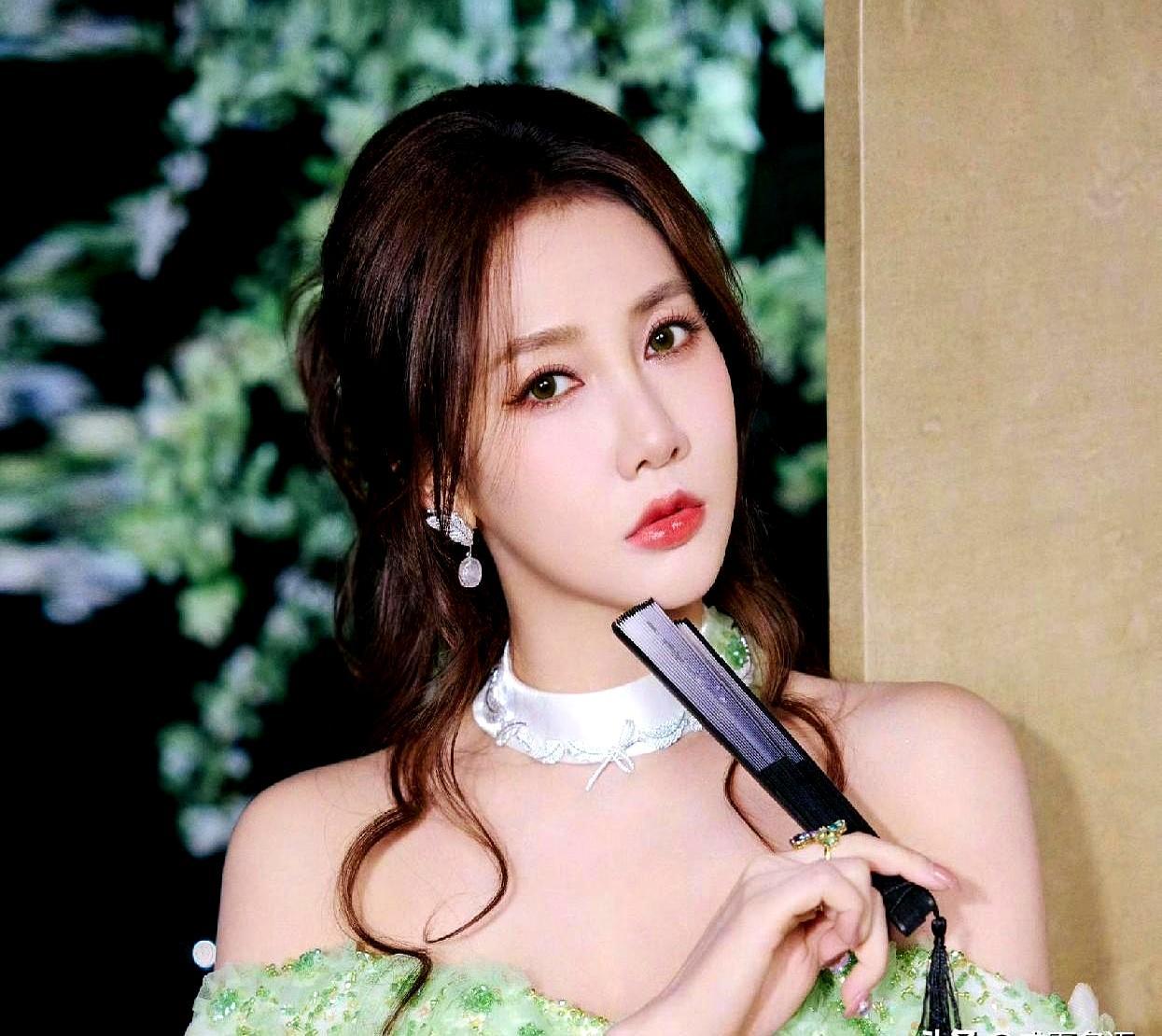 凌晨的迪拜机场大屏幕全线飘红，李茂死死攥着手机，咬牙砸出7000块钱包下一辆跨境