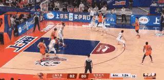 上海久事球星张镇麟的三分球真是太冷血了！在今天上海久事主场迎战北京北汽的季后赛半