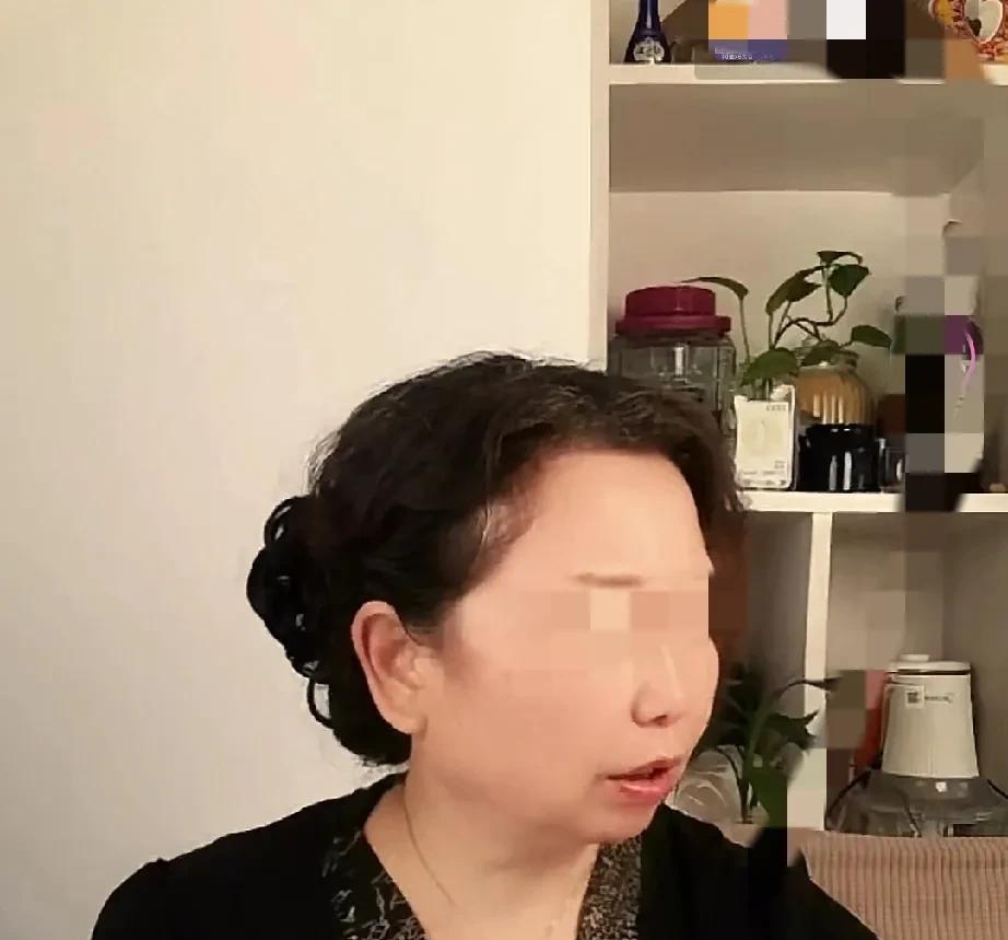 老度说呵呵医馆多出一个孩子，她抱回家，她要树医馆。老度说她抱走的是多出来的一个