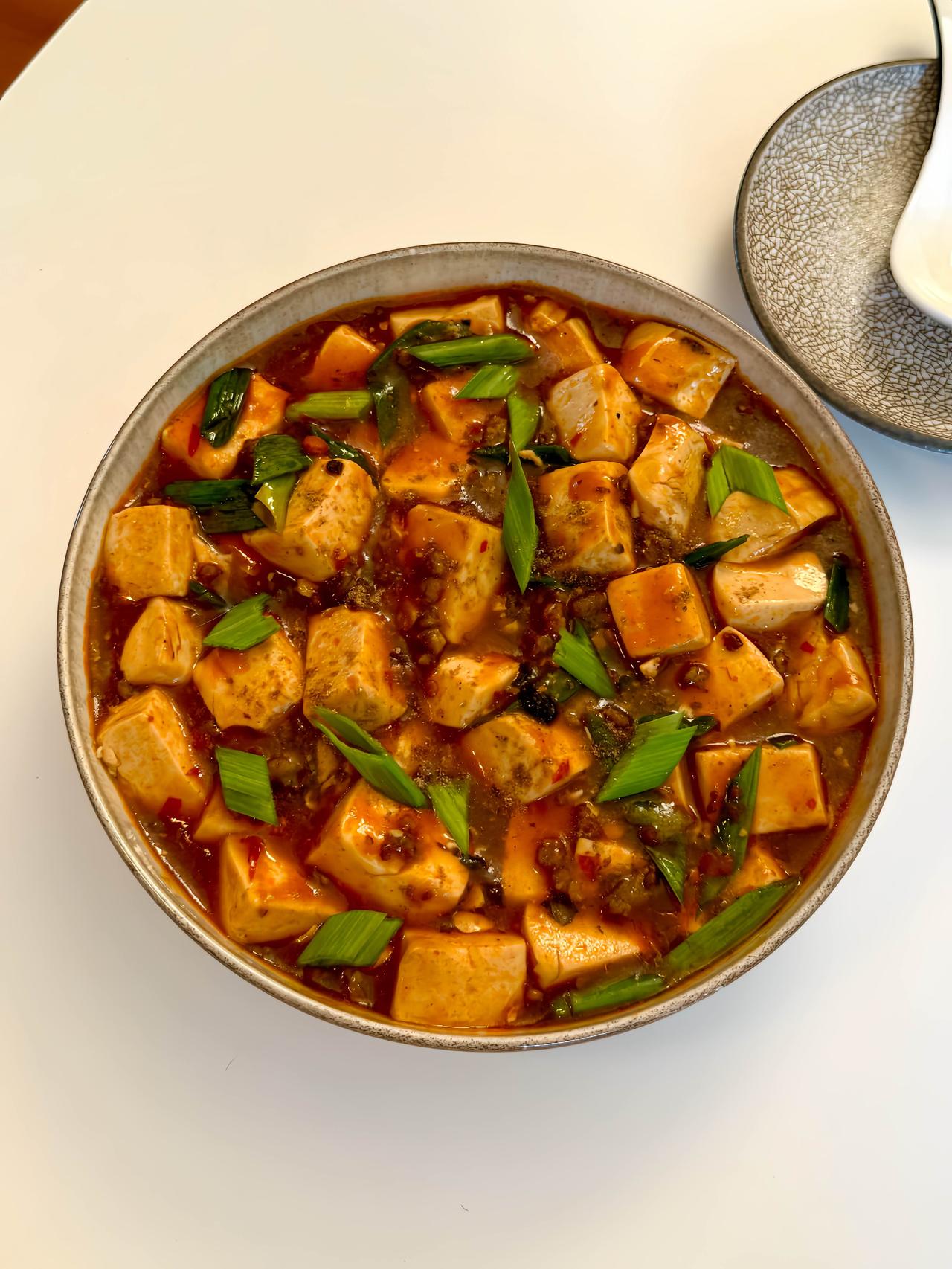 这绝对是下饭届的神菜，川味经典麻婆豆腐，麻、辣、鲜、香、嫩样样俱全，豆腐吸饱浓郁