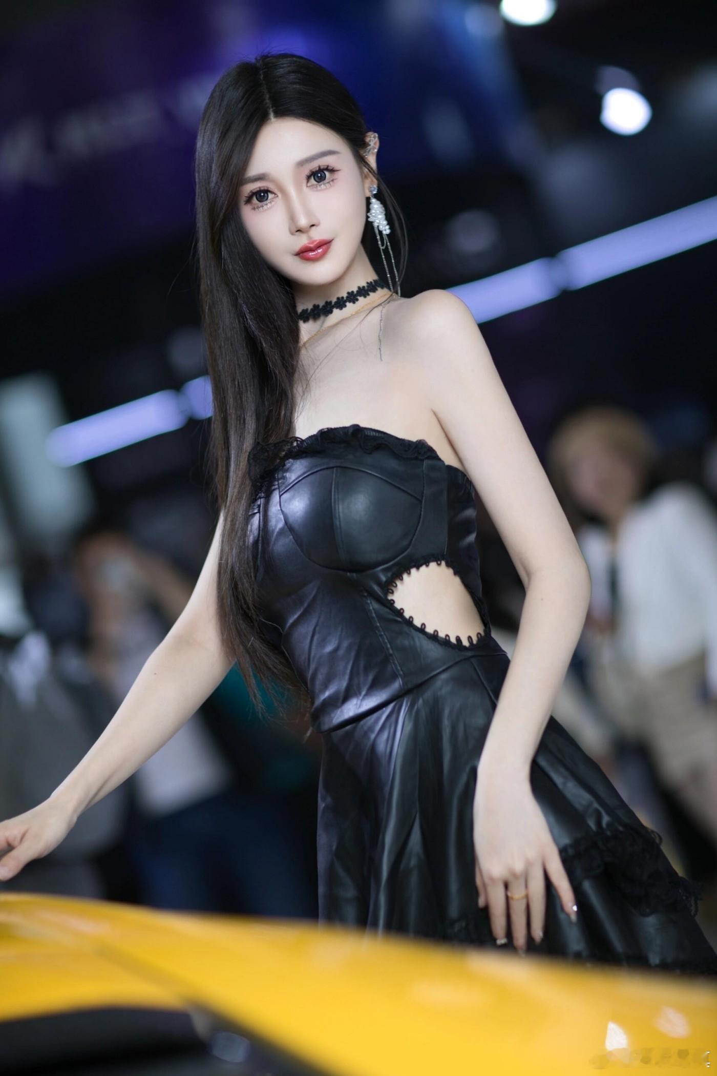 2025深圳改装车车展模特铨哥～车模小姐姐大长腿﻿