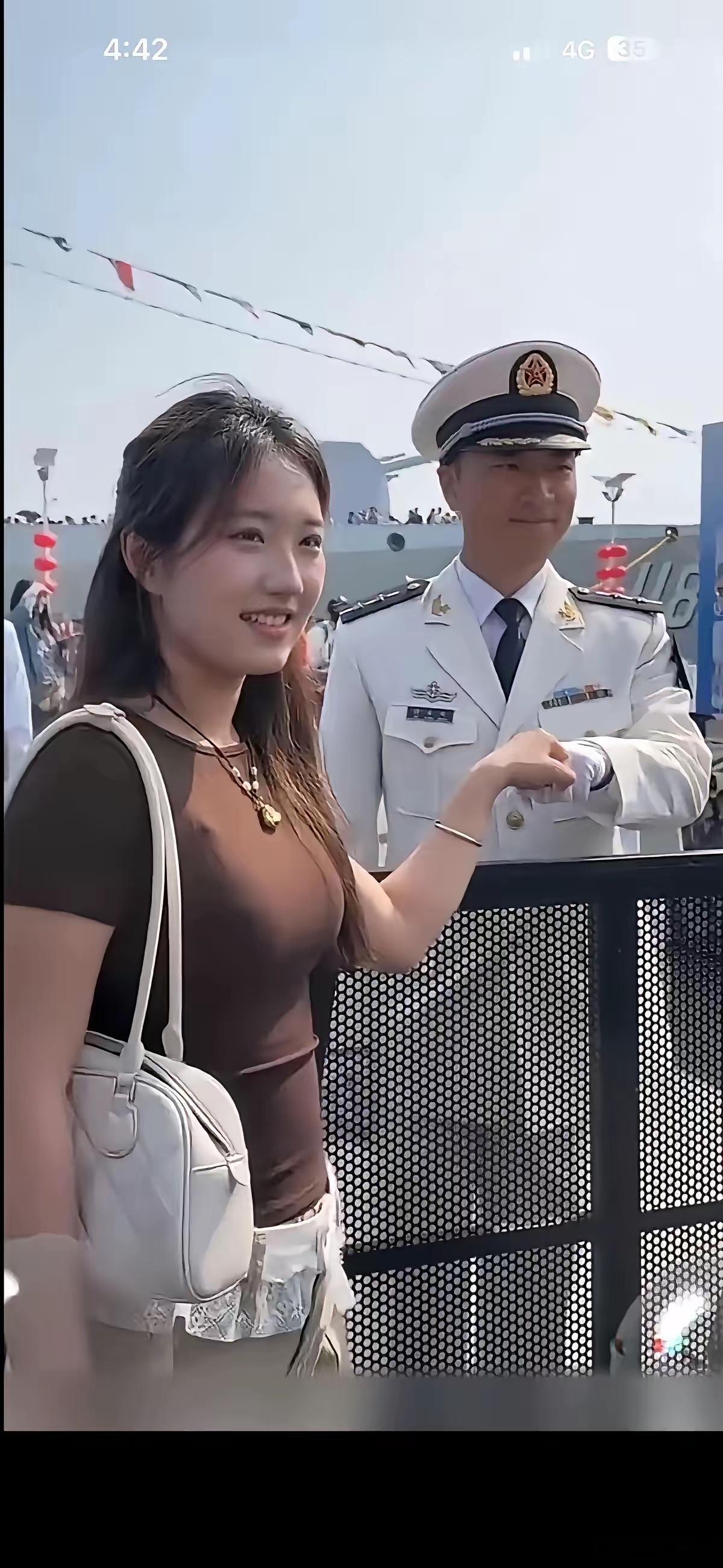 军舰开放日，一个姑娘跟军人合了个影，视频传疯了。底下全是“在一起”“嫁给他”“问