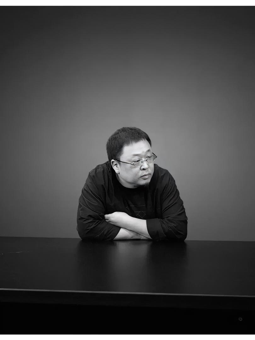 老罗这辈子，其实就是“活活憋屈死的”。他有文化，但他干不过雷军那种懂供应链的