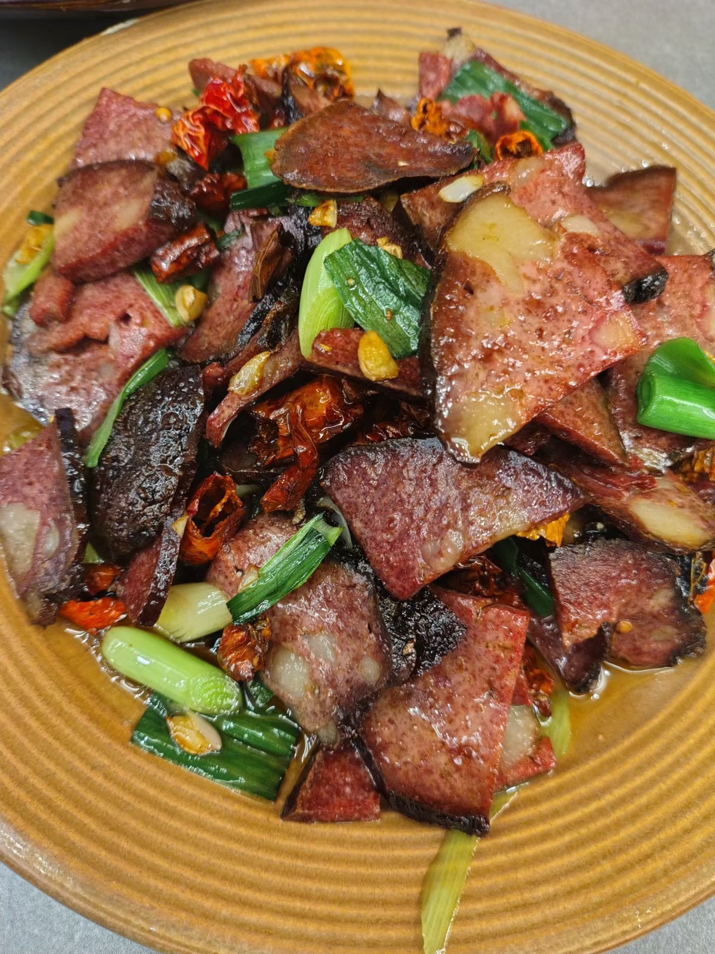 🍚今天的云南碳水额度超标啦！腊肉煸得焦香，豇豆肉末拌饭绝了，还有这个薄荷排骨，