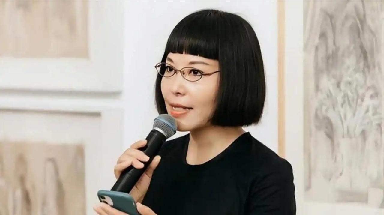 丁荭现在估计肠子都悔青了。她后悔的不是画被数学教授盯上，也不是微博上的话题冲得太