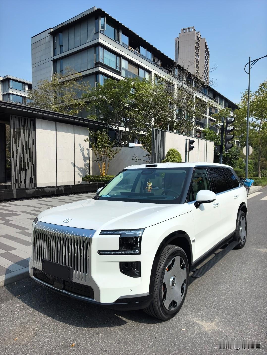 始终在模仿，实力愈渐强大。这便是我对吉利这一品牌的印象。曾有人给吉利的车换上奔