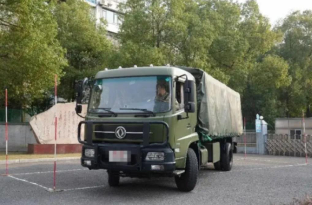 军车为什么几乎都是柴油车，而不用汽油车和新能源车呢？这就是战场生存法则，柴油车就