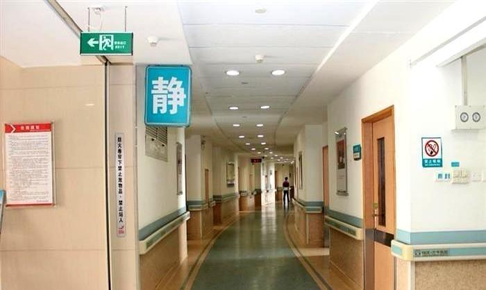 这事发生在两个月前，现在已身赴黄泉，静静地躺在公墓。表姐五十二岁了，参加卫生院