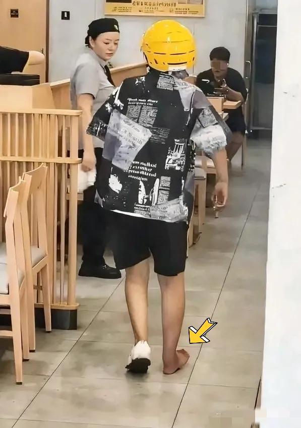 谁看了不心疼啊！饭店里吃饭的大哥一眼瞅见门口的女骑手，居然光着一只脚，一瘸一