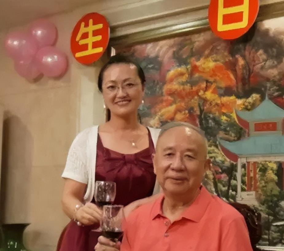 服刑18年的“中国首富”牟其中，在2016年，终于刑满释放，谁料在监狱门口迎接他
