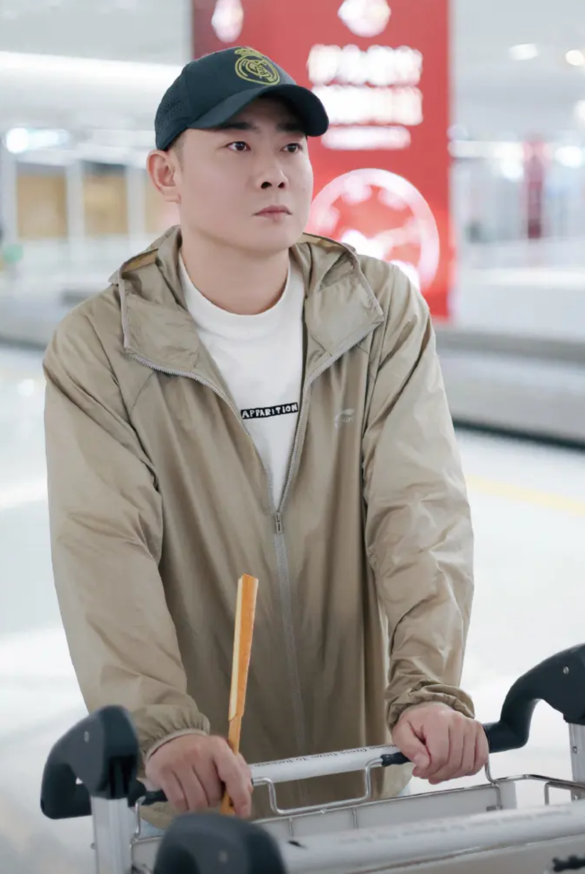 德云社副总栾云平飞抵乌鲁木齐与搭档高峰会合。昨晚，栾云平还在南京，为麒麟剧社演出