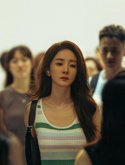 杨幂和刘诗诗抱团了张艺谋新电影《惊蛰无声》刘诗诗和杨幂其实戏份都不多，主演是易