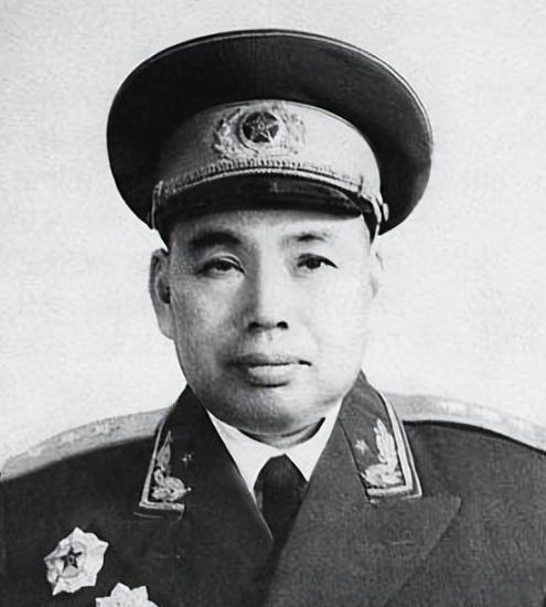 1969年中共九大会间休息时间，许世友怯生生地走到毛主席身边，寒暄了几句。毛主席