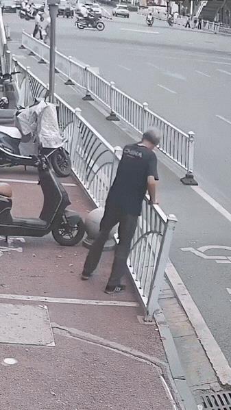 “这四名高考生火到人民日报了！”人民日报之所以报道他们四个，不是因为他们高考成绩