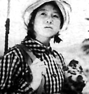 1975年，湖北神农架附近，几名妇女正在田里挖洋芋，一位女孩因为内急，匆匆跑去树