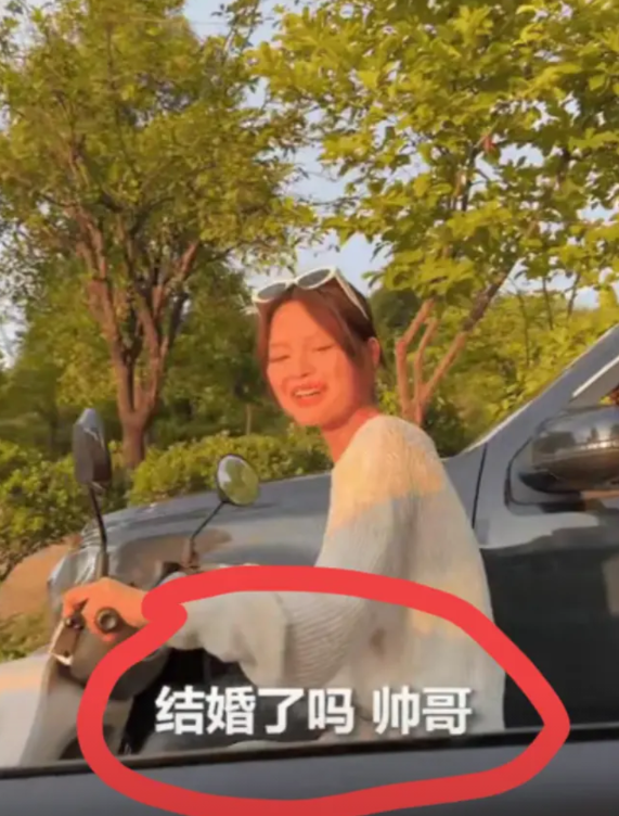 “小说都不敢这样写”！竟然直接火上了“人民日报”，湖南怀化，一女子骑电动