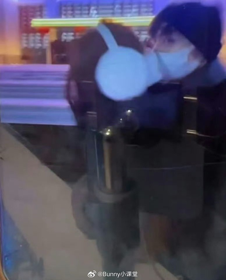 网友根据九成美分享过的日常，找到了田栩宁的疑似同款，不仅有狗狗、口罩，还有同个拍