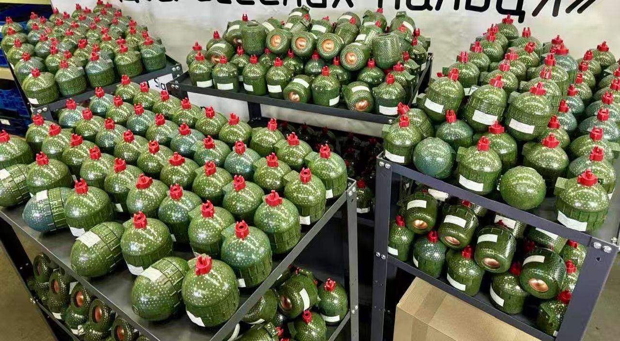 乌克兰整出来一个双弹头无人机弹药，核心是HEAT聚能炸药，外面塞着1700颗小钢