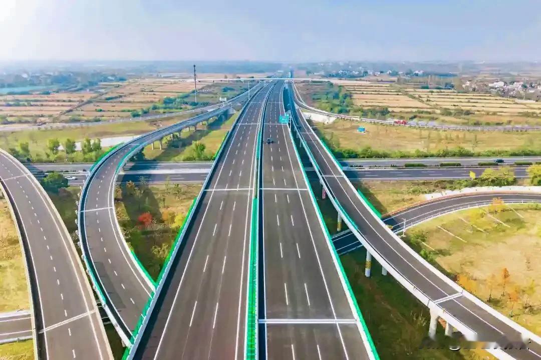 起自南京六合程桥枢纽，终点位于苏皖边界，与安徽来六高速衔接的宁滁高速江苏段最近路