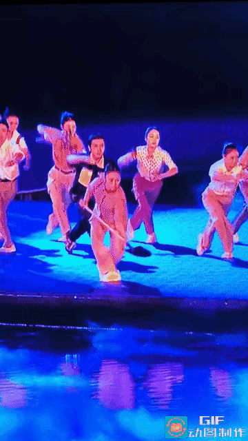 全运会闭幕式这波“神反转”笑不活了！小姐姐挥铁锹跳舞突然断柄，这临场反应直接