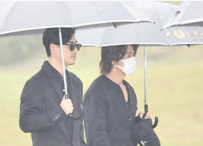 现场细雨绵绵，与一年前安葬时的天气相似。主要揭幕者包括S妈（黄春梅）、具俊晔、小