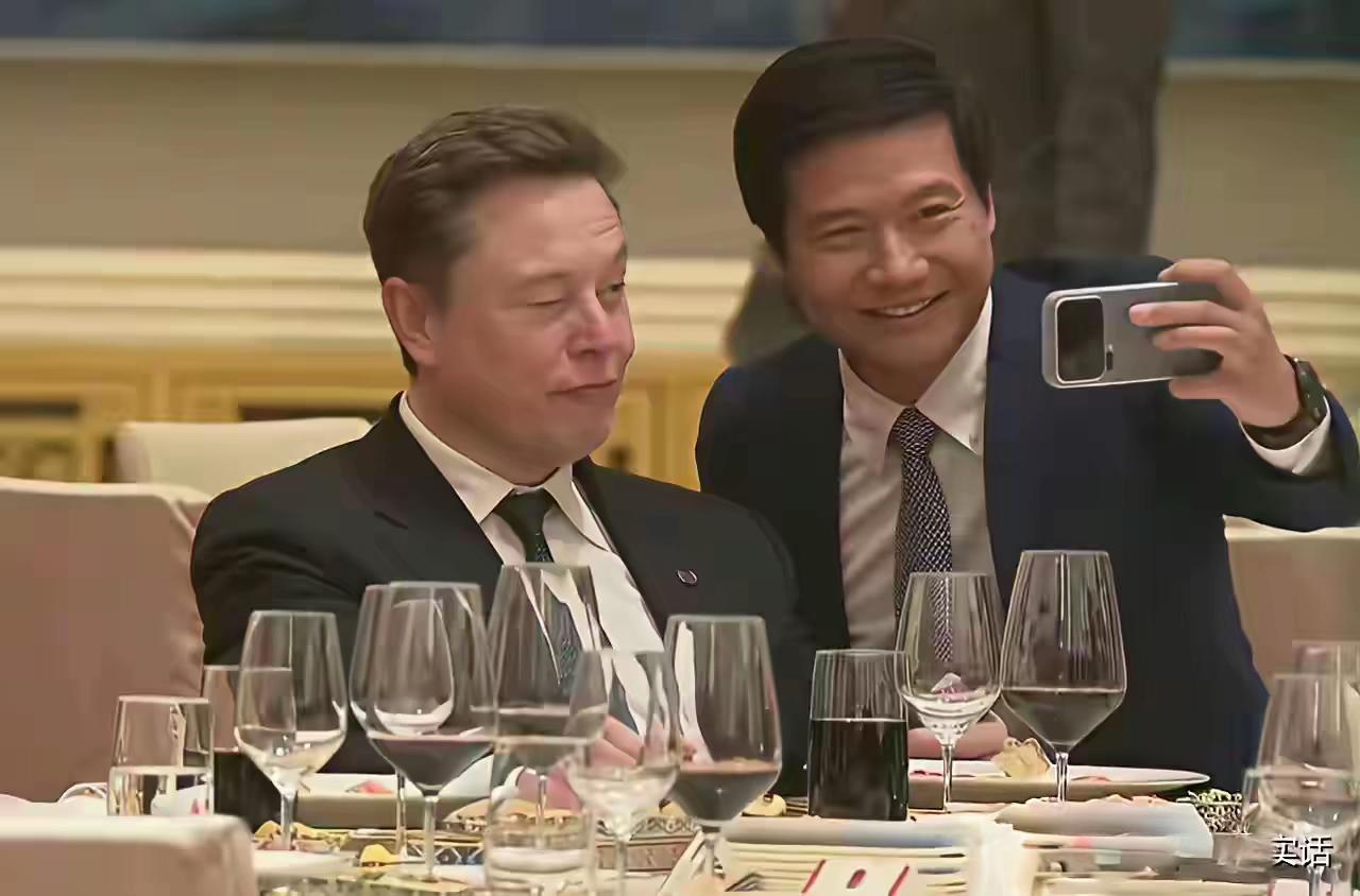 每个人看到这幅照片定会有不同的感慨。主人热情上前主动合影，而客人却玩起了表情包