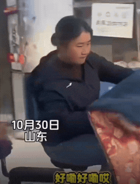 笑岔气了。山东一老哥在家门口教媳妇骑电动车，以为媳妇会骑了，他便放开了手。结果