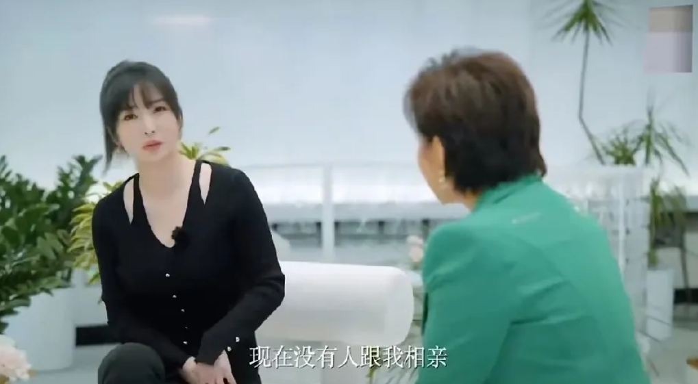 41岁的柳岩坦言：“30多岁时相亲一相一个准，只是我看不上别人，现在却没人约