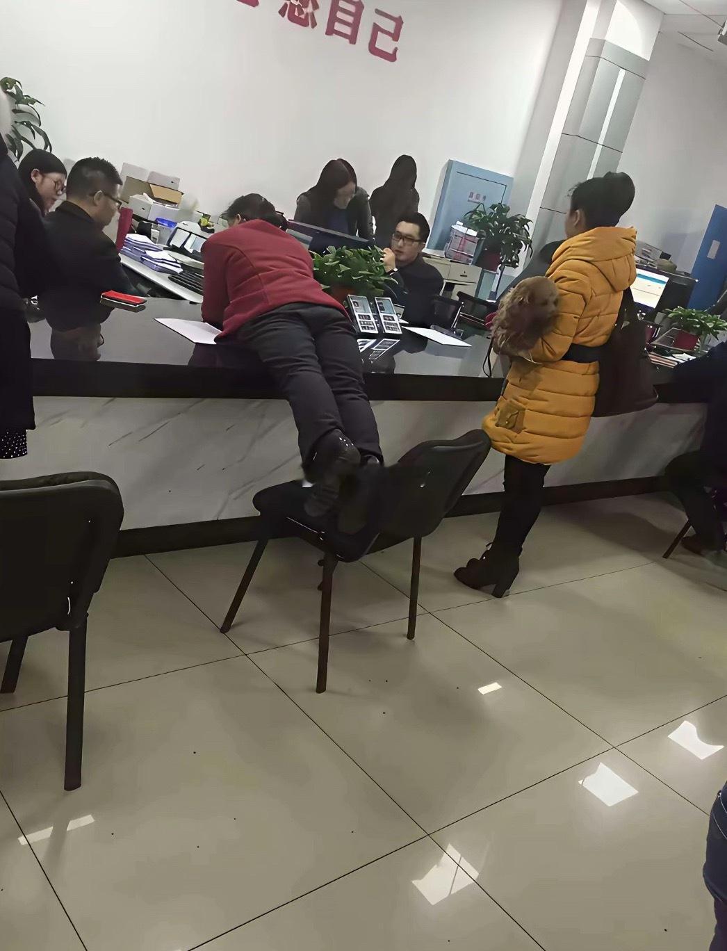 大娘你矜持点公共场合啊