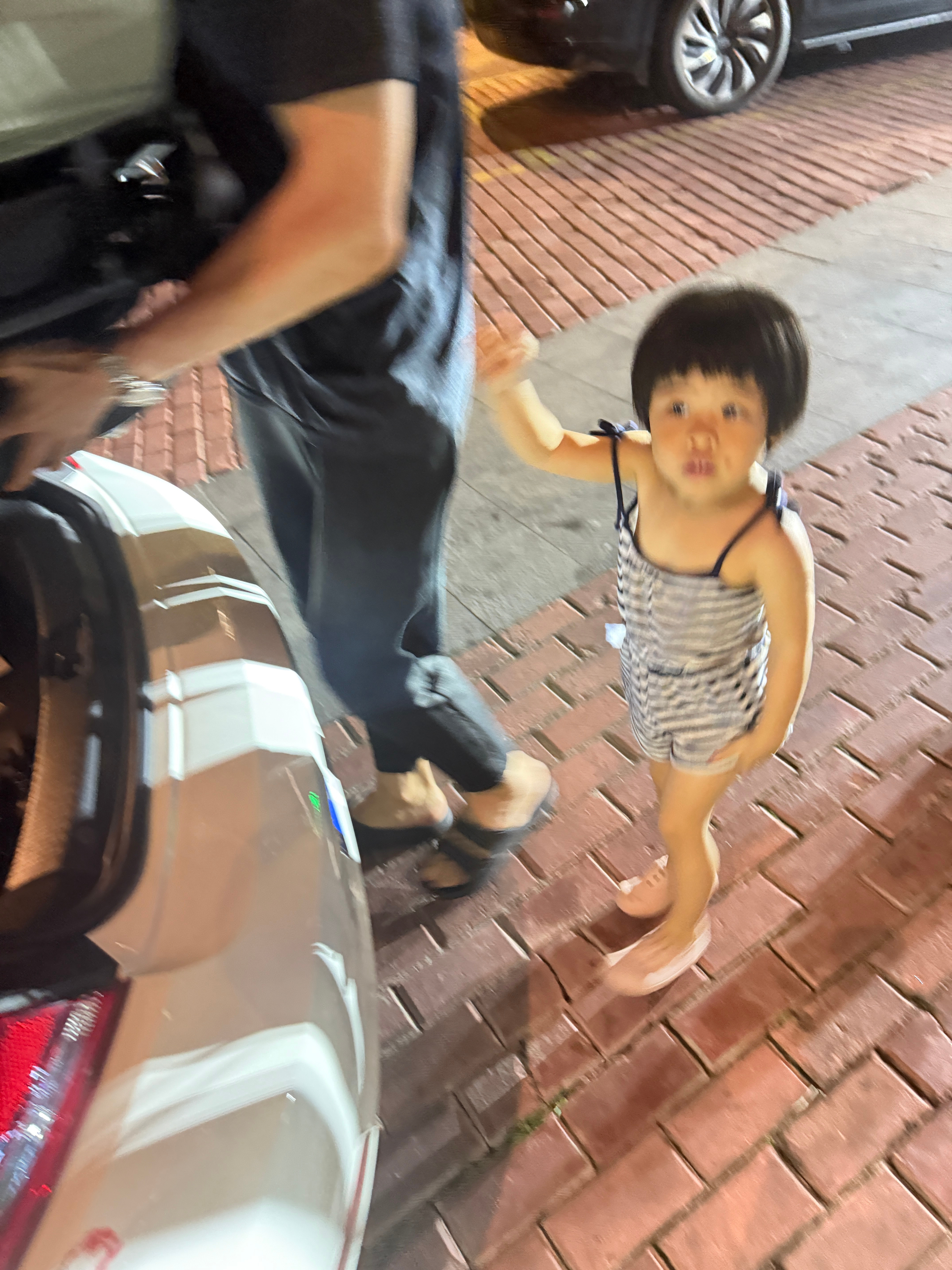 压压把球宝的衣服穿反了