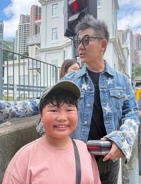 60岁的任贤齐在香港街头散步，和普通人一样，没有架子。在香港的明星低调的很，