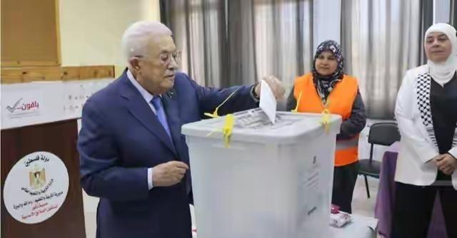 他自己又赢了自己了。4月26日，巴勒斯坦中央选举委员会宣布：由阿巴斯领导的巴勒斯