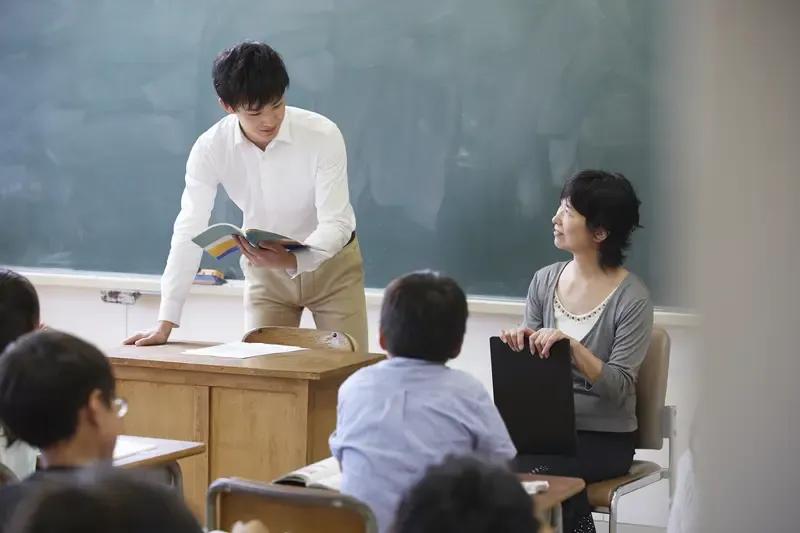 说到学校里的所有人员都是专业技术岗位的时候，有网友说，他建议教育主管部门取消学校