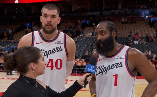 NBA常规赛快船历经一个加时121-117战胜猛龙。赛后，哈登和祖巴茨一同在场