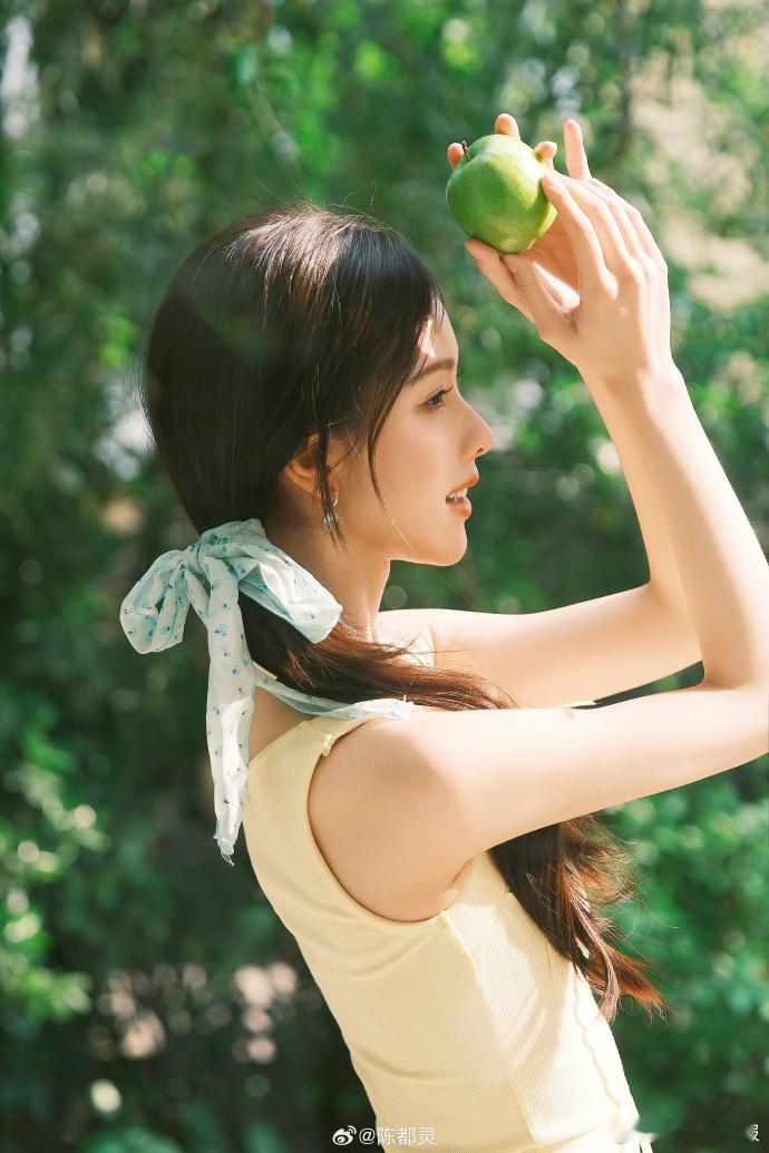 陈都灵夏日甜心氛围感陈都灵的水果系少女感被陈都灵这组照片狠狠甜到啦！她身着温柔的
