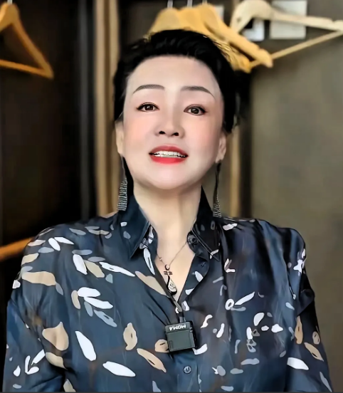 老梅连续发帖找女儿张兰短视频回应别养白眼狼最近网上有对母子闹得挺大。老梅早上
