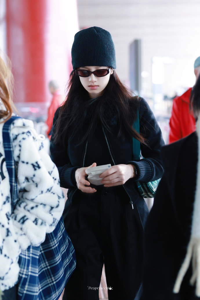 一大早就出发进组的张婧仪，冷帽+allblack完全是拽女来的