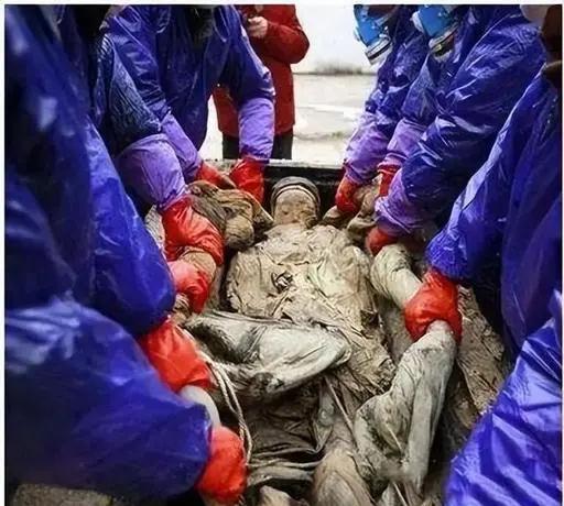 1988年9月，江西德安县出土了一女尸，当考古人员小心翼翼地褪下她的衣服时，竟然