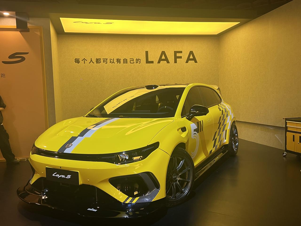 兄弟们不是法拉利拉法买不起，而是我们的零跑lafa5更有性价比，9.28万起的一