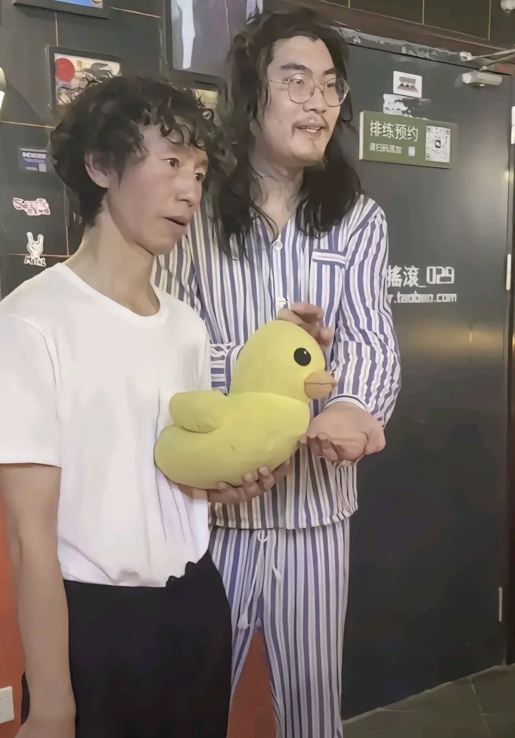 看完庞麦郎南宁的演唱会爆满的消息，我问老公：到底是什么人喜欢庞麦郎？老公沉默