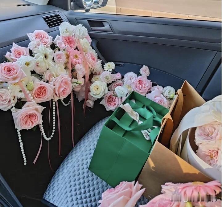 向相亲对象花车表白，被无情拒绝沦为小丑…同事给我介绍了一个女孩，我93她96，